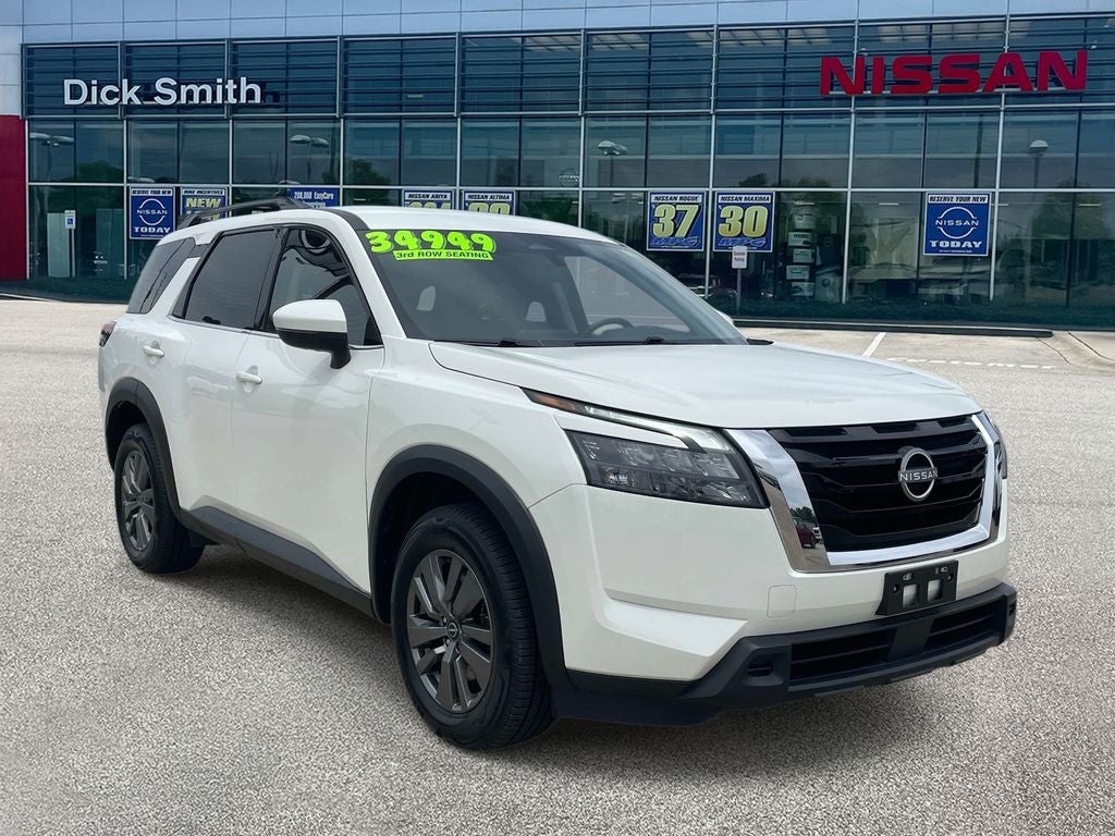 2025 Nissan Pathfinder SV